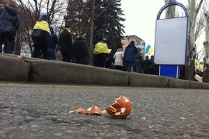 Участников Евромайдана забросали яйцами