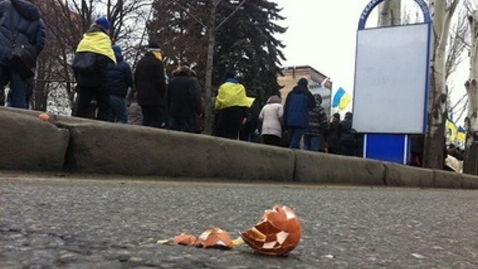 Участников Евромайдана забросали яйцами