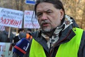 Бригинец перед выездом к резиденциям чиновников
