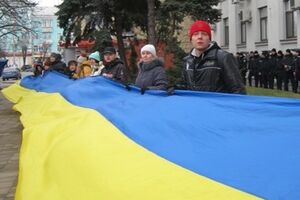 На митинг собрались около 200 человек