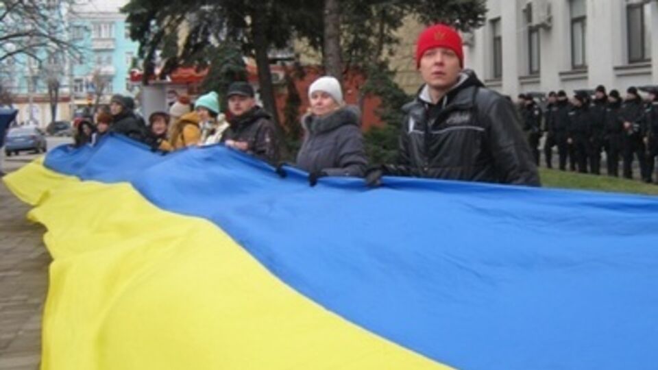 На митинг собрались около 200 человек