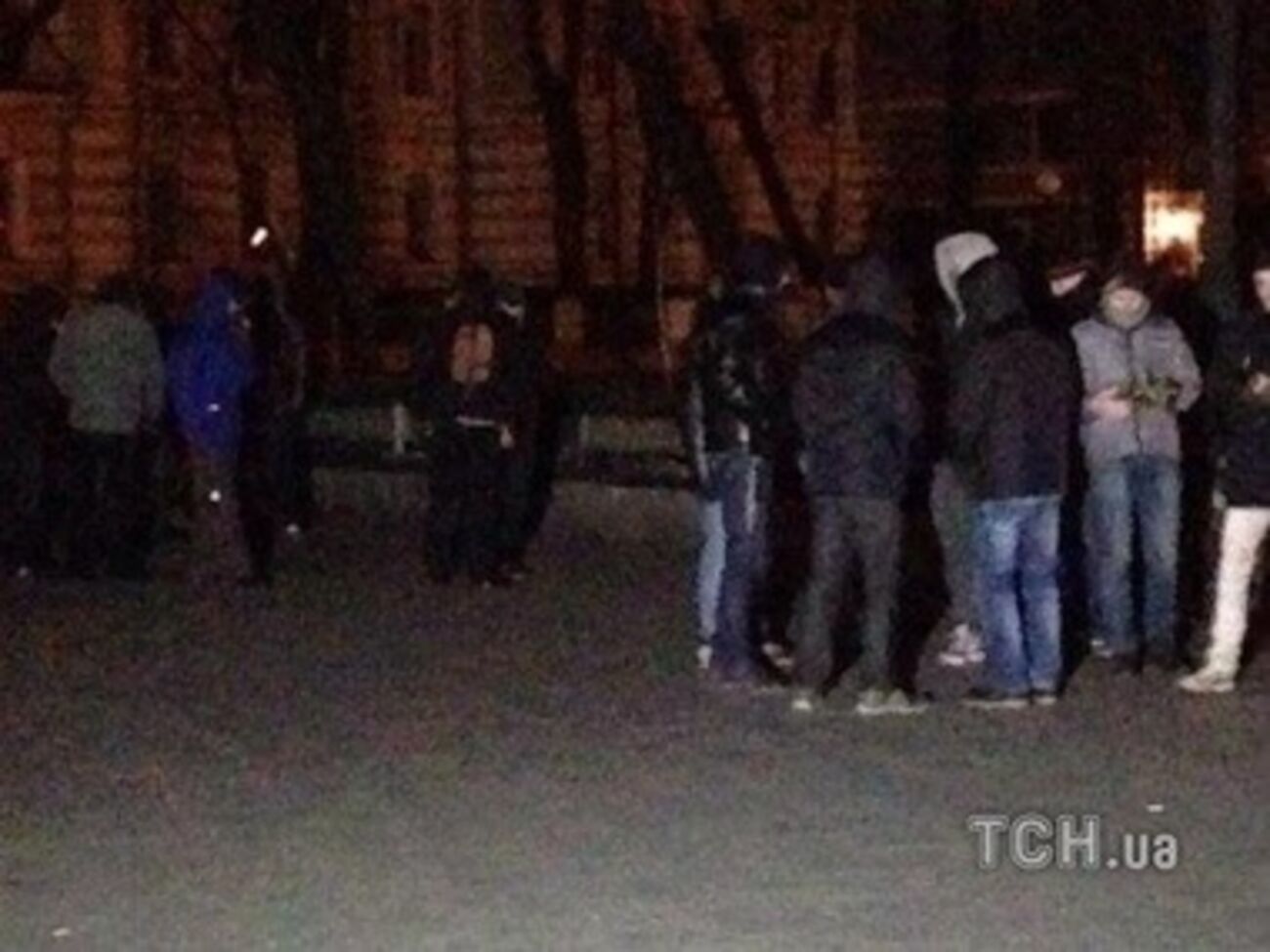 Ночью под Раду свезли спортсменов и устанавливают сцену. Фоторепортаж