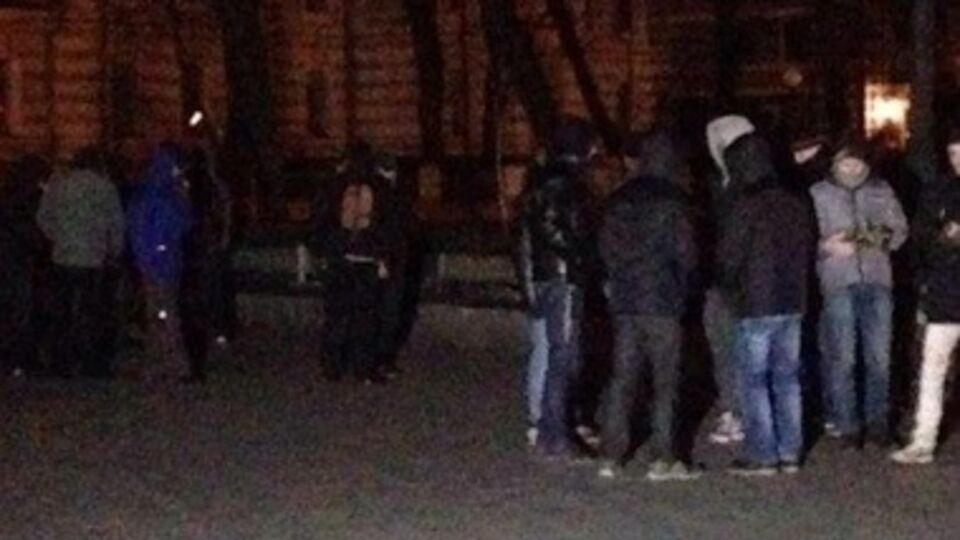 Ночью под Раду свезли спортсменов и устанавливают сцену. Фоторепортаж