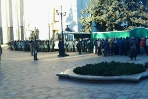 У здания ВР дежурит "Беркут" и "титушки"