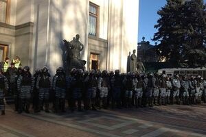 Вход в ВР блокирует "Беркут"