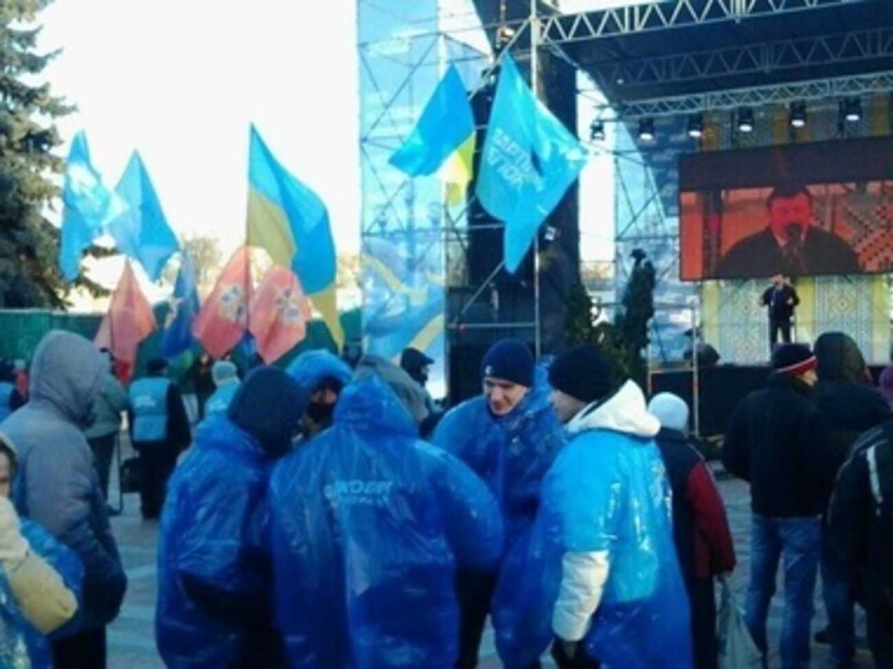 На пропрезидентском митинге около двухсот человек