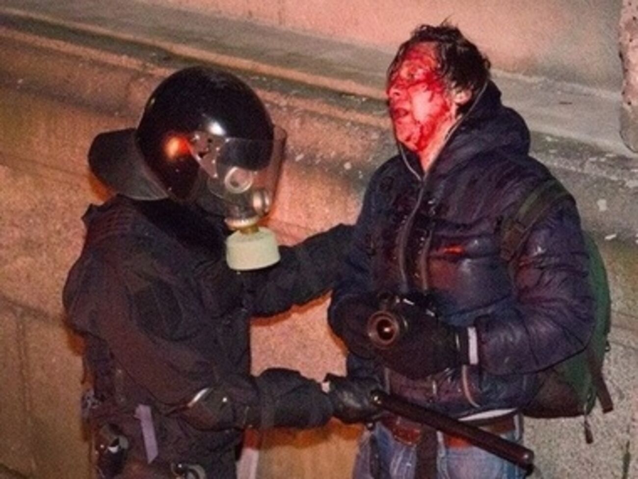 Избитый "Беркутом" фотограф Александр Перевозник