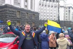 Дмитрий Булатов на акции возле Кабмина