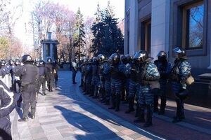 Здание Рады охраняет спецназ и бойцы внутренних войск