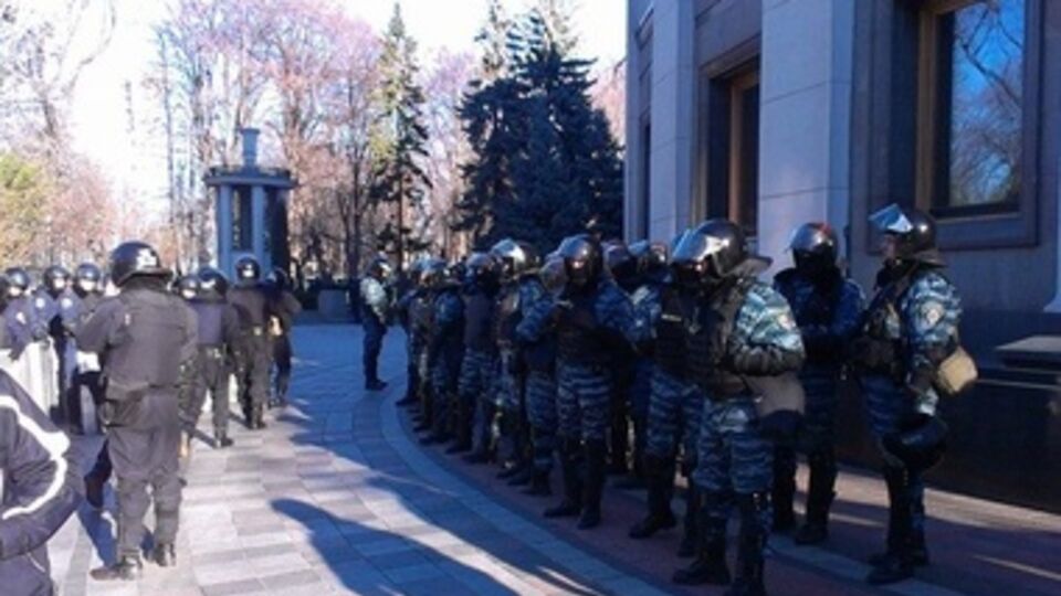 Здание Рады охраняет спецназ и бойцы внутренних войск