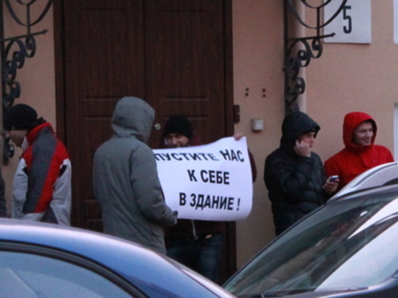 "Титушки" возле посольства Польши