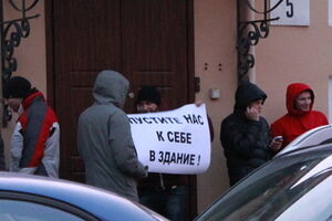 "Титушки" возле посольства Польши