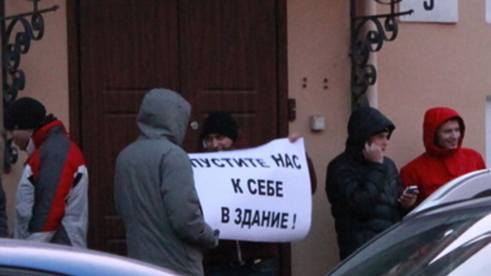 "Титушки" возле посольства Польши