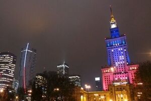 Самый высокий небоскреб Польши в знак солидарности с Евромайданом стал сине-желтым