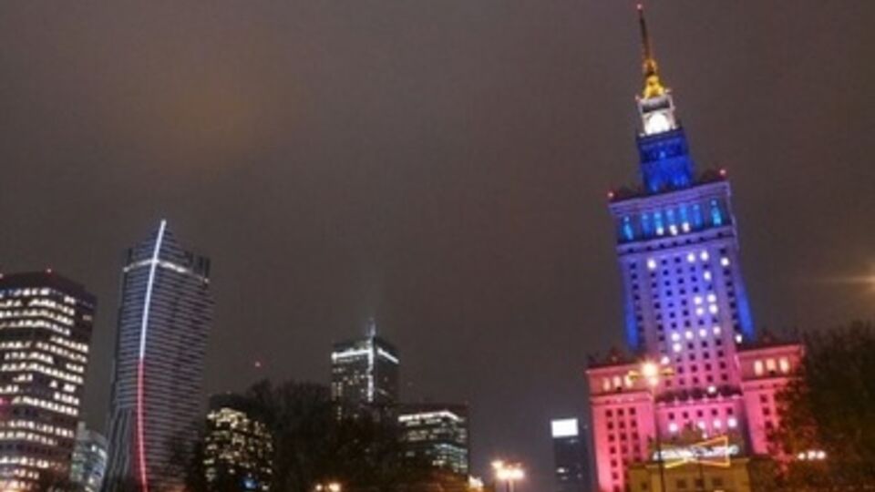 Самый высокий небоскреб Польши в знак солидарности с Евромайданом стал сине-желтым