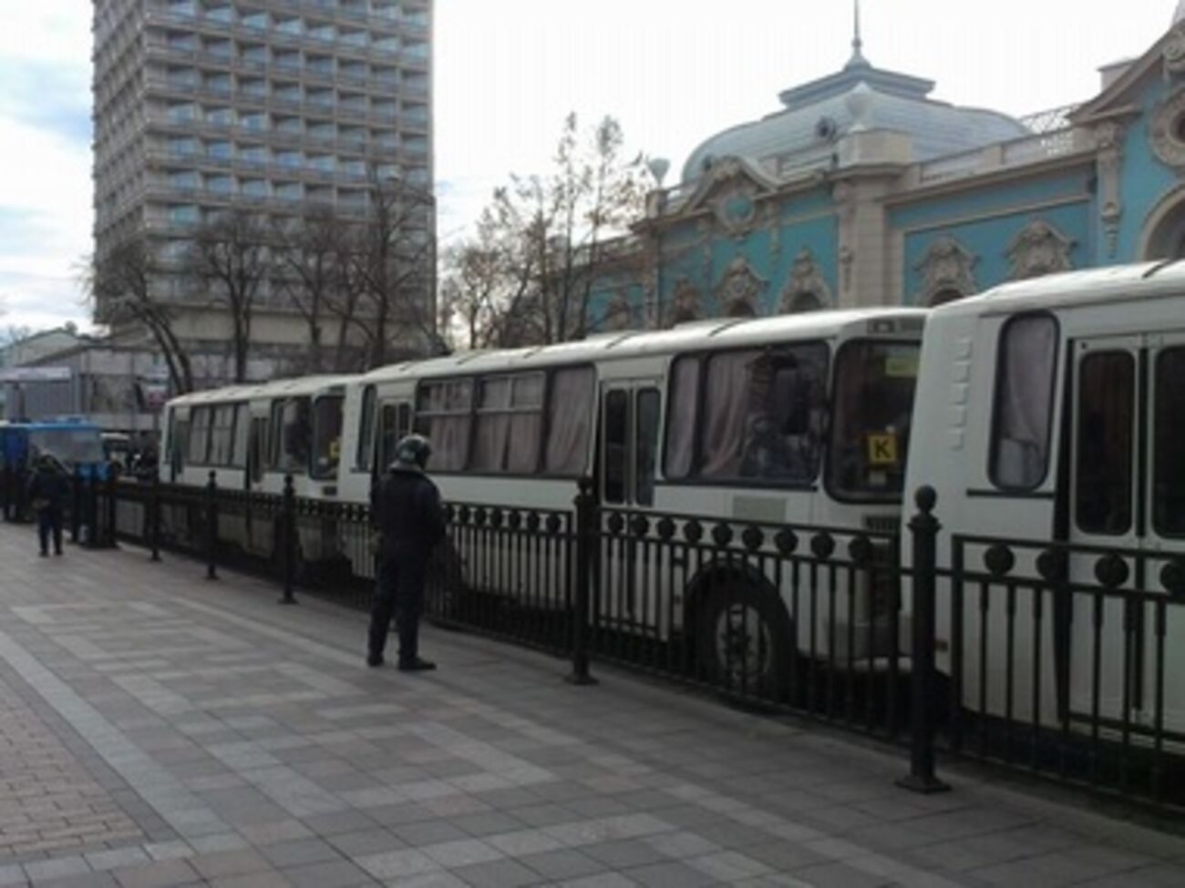 Автобусы с "курсантами" у здания Рады