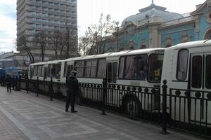 Автобусы с "курсантами" у здания Рады
