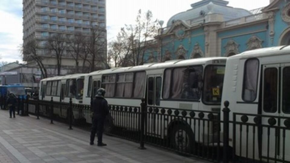 Автобусы с "курсантами" у здания Рады