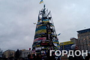 Сейчас Евромайдан украшает другая елка