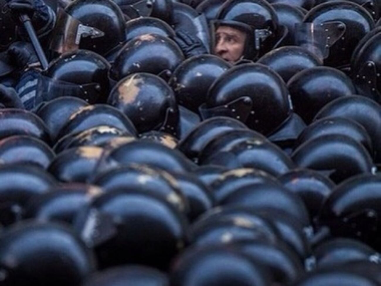 Из общежития "Беркута" пикетчиков забросали яйцами