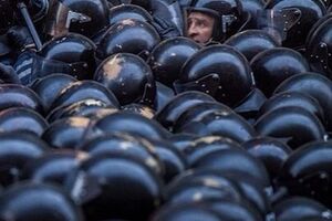 Из общежития "Беркута" пикетчиков забросали яйцами