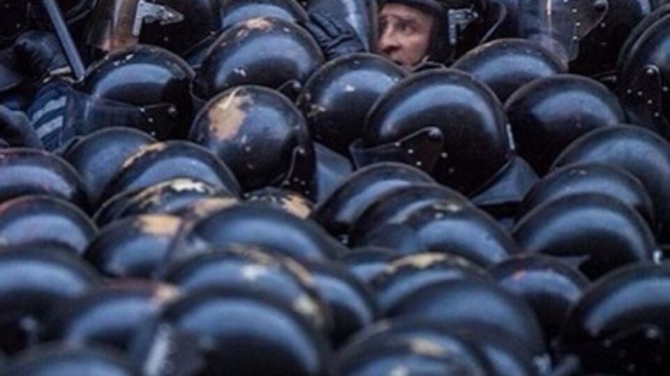 Из общежития "Беркута" пикетчиков забросали яйцами