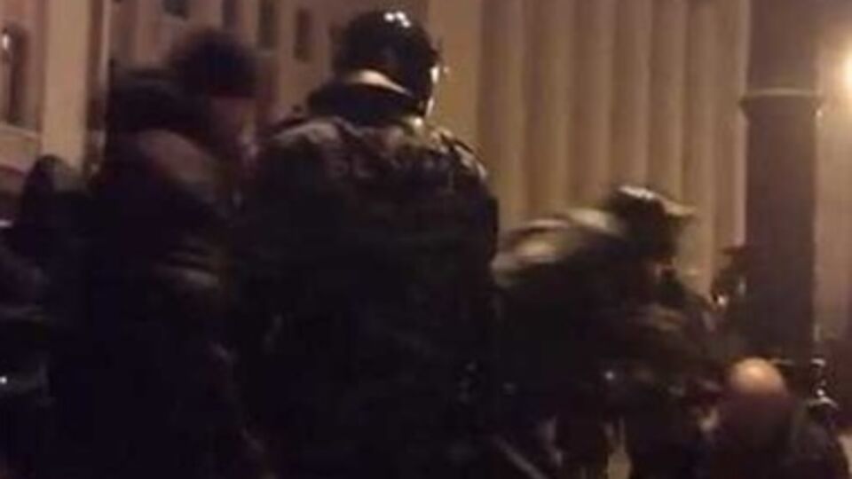 Избиение протестующих под АП