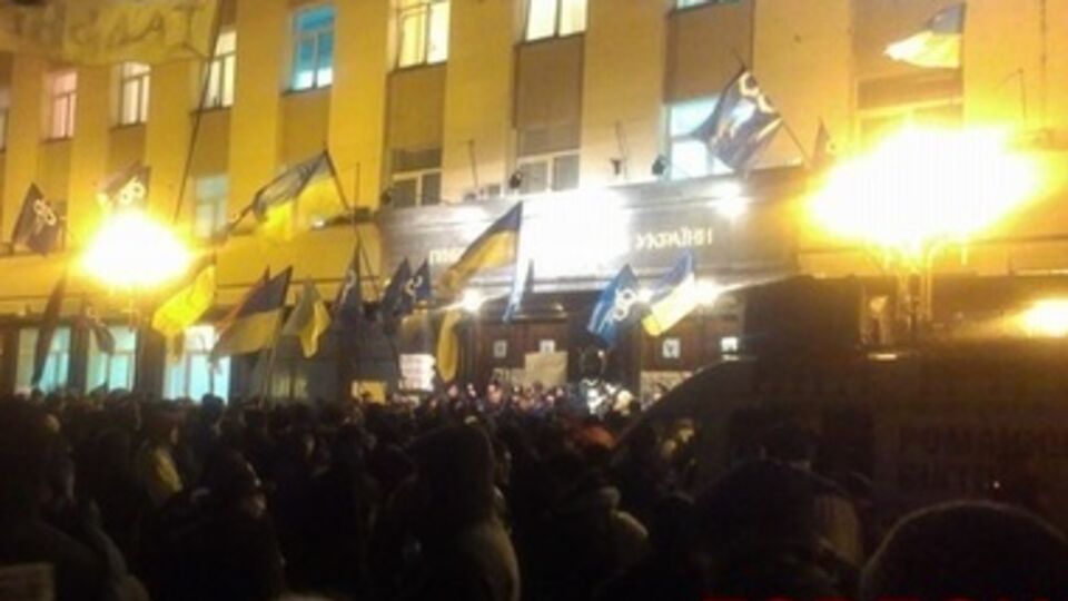 Тысячи протестующих под ГПУ требуют "Пшонку – на кашу!". Фоторепортаж
