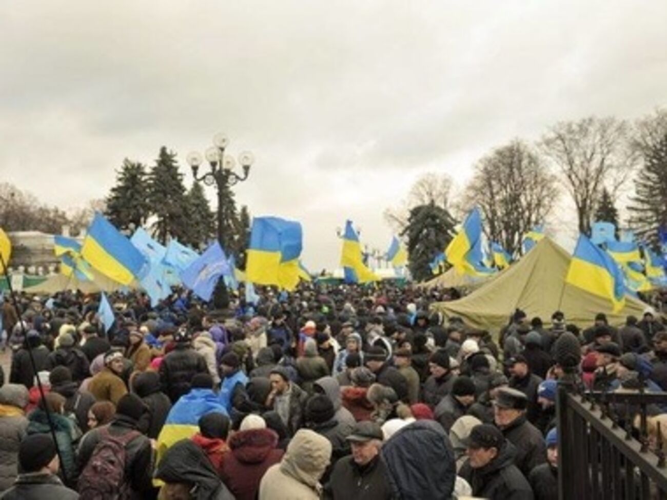 Служащий ГСЧС ведает питанием митинга регионалов