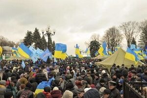 Служащий ГСЧС ведает питанием митинга регионалов