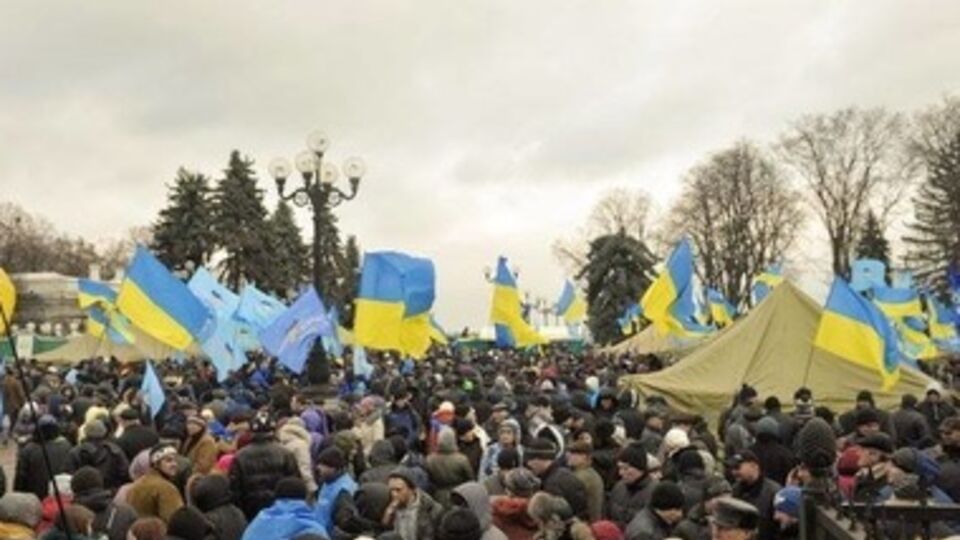 Служащий ГСЧС ведает питанием митинга регионалов