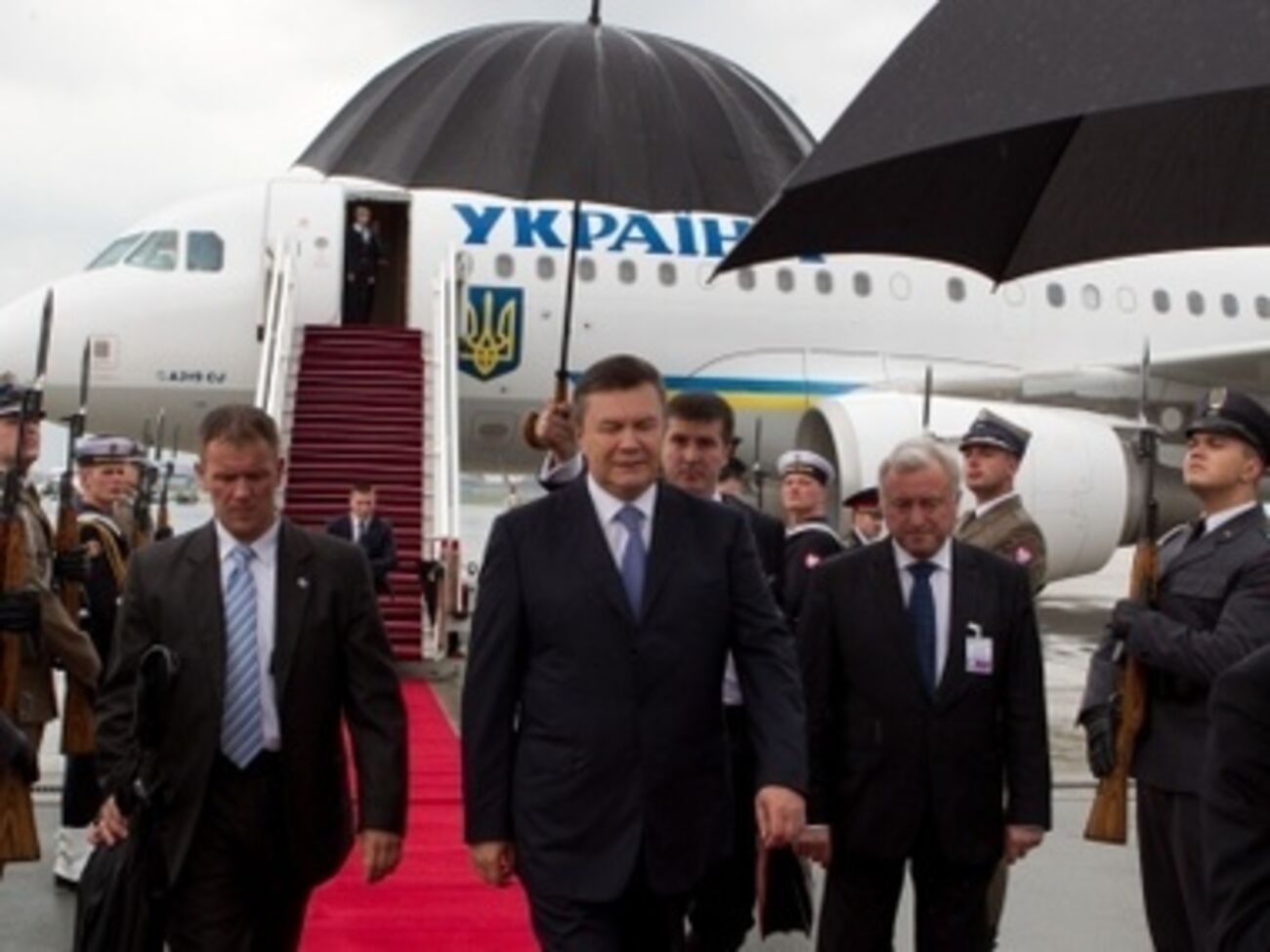 Янукович не летит на Мальту