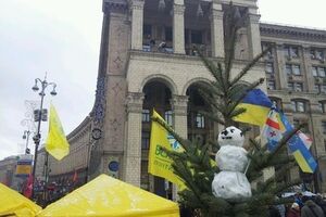Субботний Евромайдан: "юлемобиль", живая елка и снеговики. Фоторепортаж