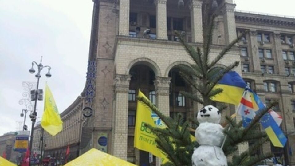 Субботний Евромайдан: "юлемобиль", живая елка и снеговики. Фоторепортаж