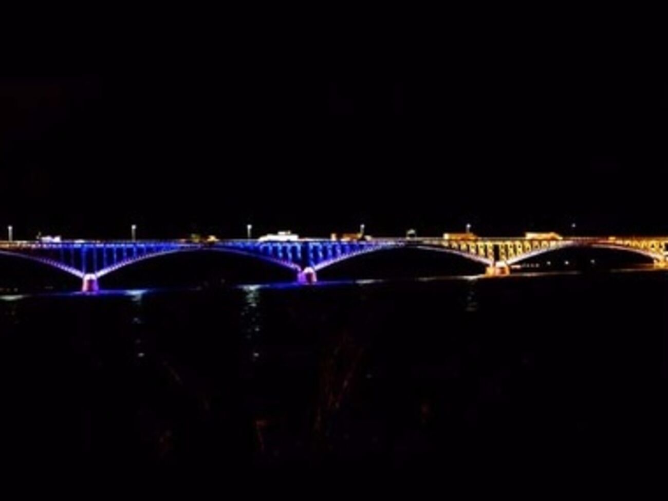 Иллюминацию под флаг Украины получил и один из небоскребов