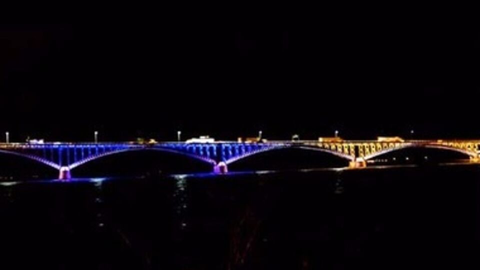 Иллюминацию под флаг Украины получил и один из небоскребов