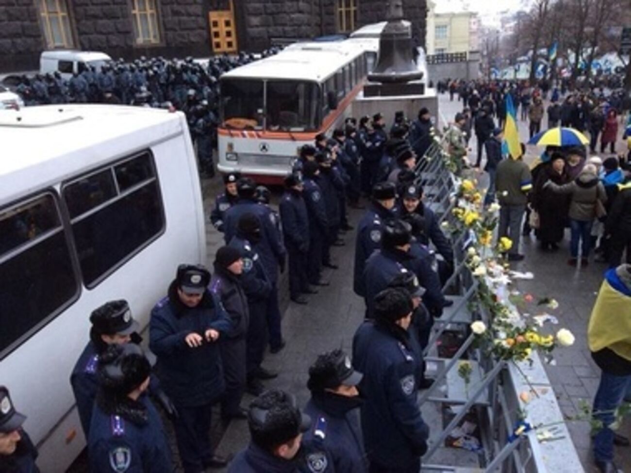 Два митинга разделяет шеренга милиционеров