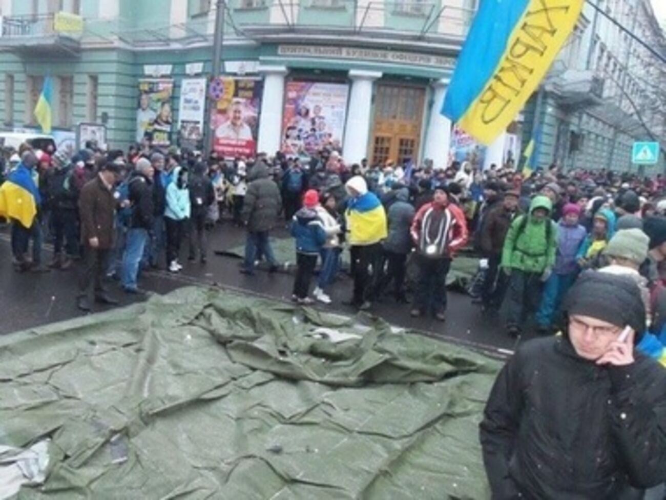 Активисты устанавливают палатки в правительственном квартале. Фоторепортаж
