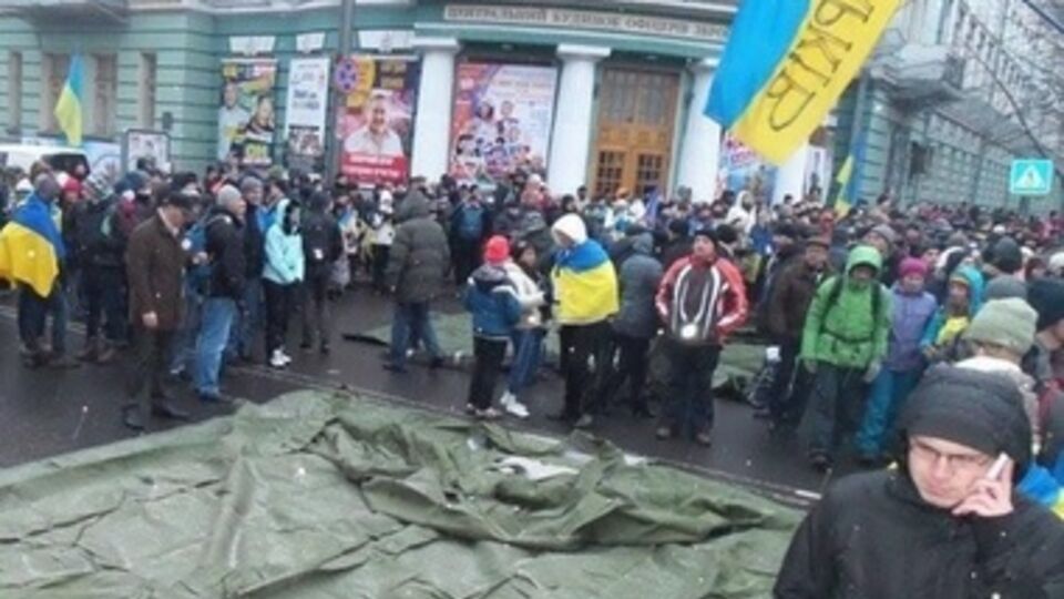 Активисты устанавливают палатки в правительственном квартале. Фоторепортаж