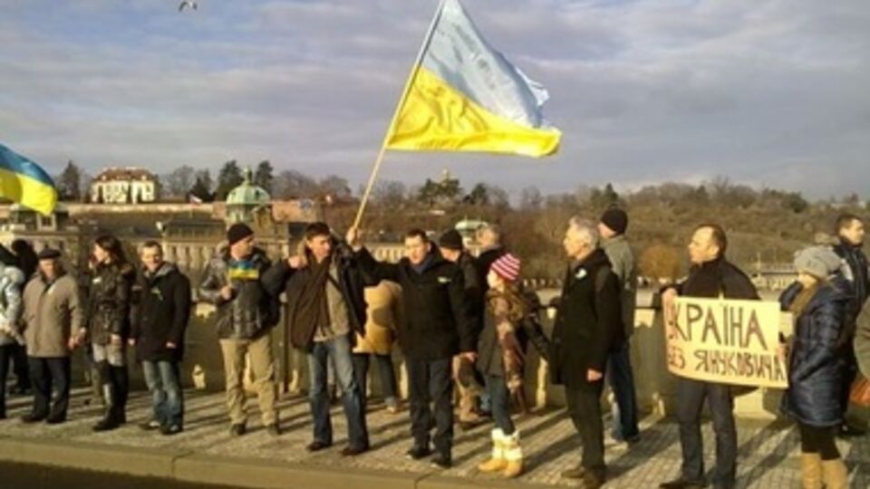 На митинге несли флаги Украины и ЕС