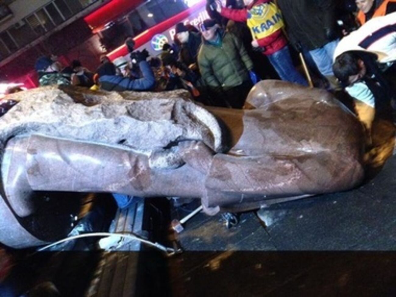 В Киеве митингующие снесли памятник Ленину