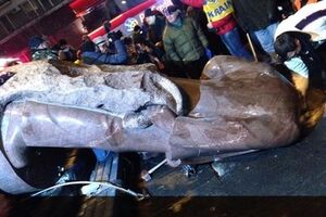 В Киеве митингующие снесли памятник Ленину