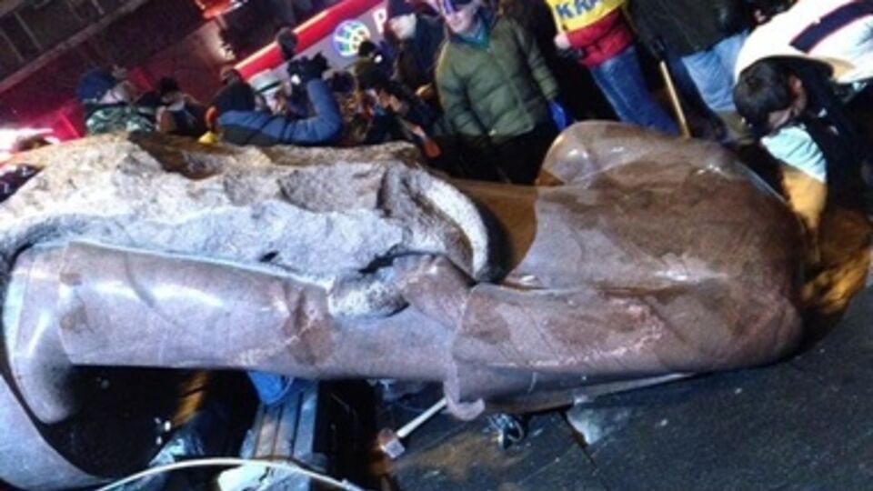 В Киеве митингующие снесли памятник Ленину