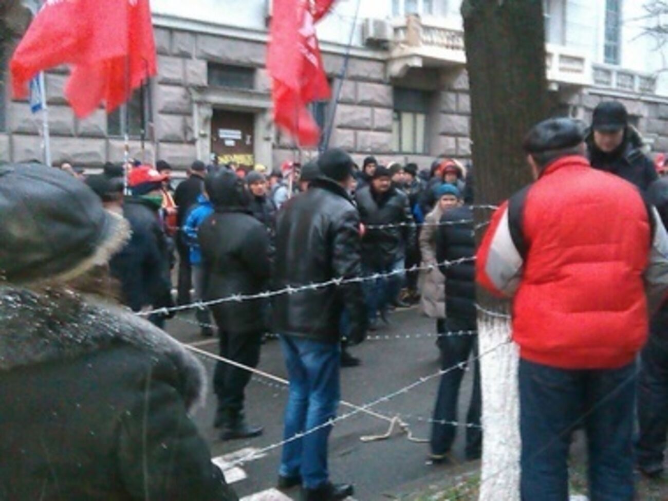 Митинующие обносят палатки проволокой