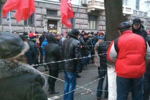 Митинующие обносят палатки проволокой