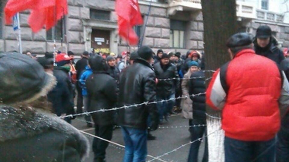 Митинующие обносят палатки проволокой