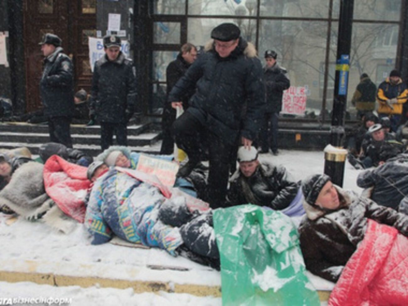 Несмотря на запрет суда и снегопад, евромайдановцы устроили лежачий протест под ГПУ. Фоторепортаж