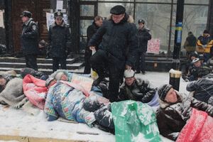 Несмотря на запрет суда и снегопад, евромайдановцы устроили лежачий протест под ГПУ. Фоторепортаж
