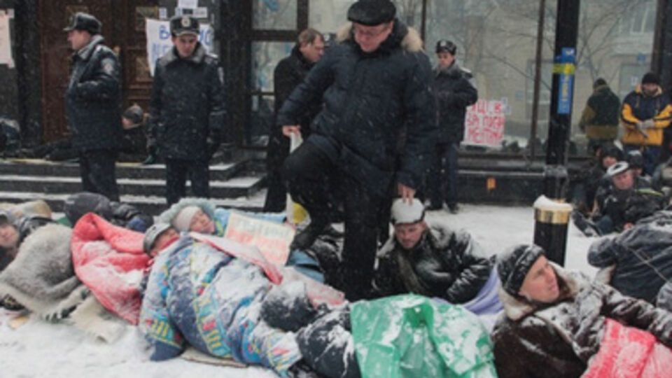 Несмотря на запрет суда и снегопад, евромайдановцы устроили лежачий протест под ГПУ. Фоторепортаж