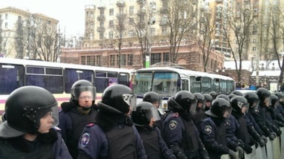 Спецназ окружает Евромайдан. Активисты готовятся к штурму. Онлайн-репортаж